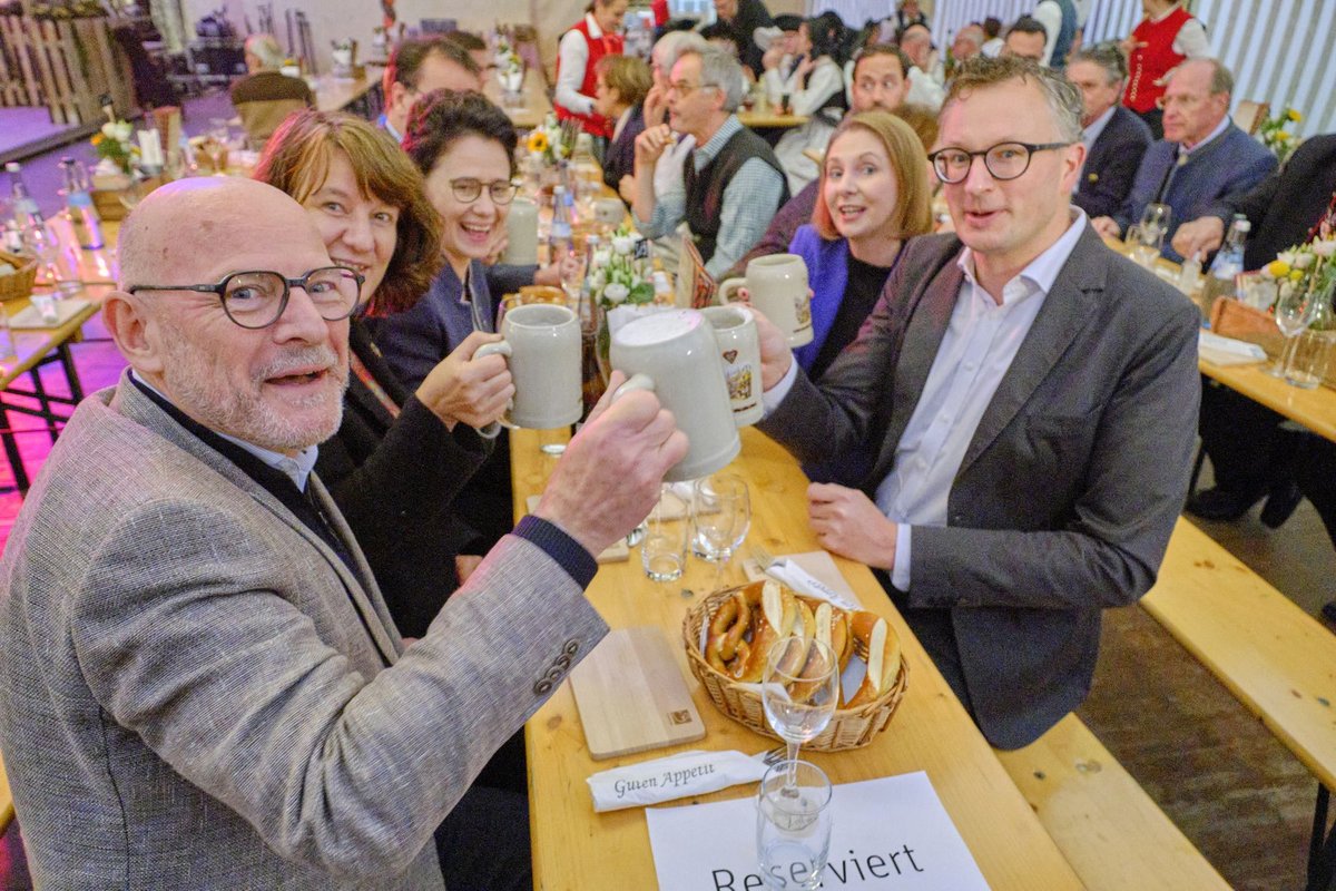 Ein Lächeln, wenigstens für den Fotografen.