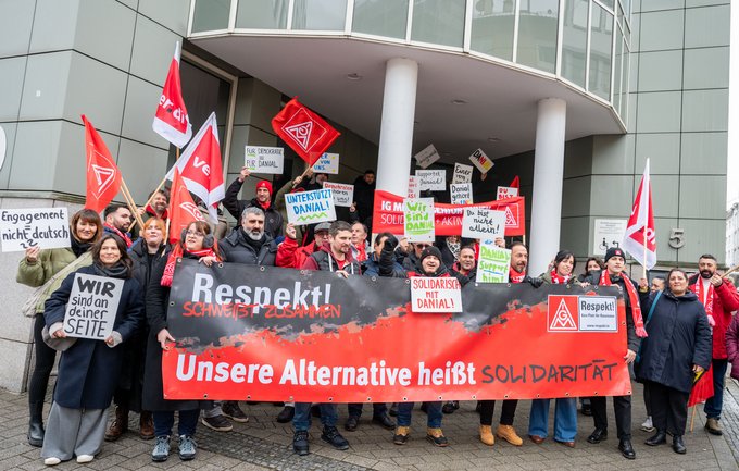 Unterstützung für Bamdadi von Gewerkschaftskolleg:innen.