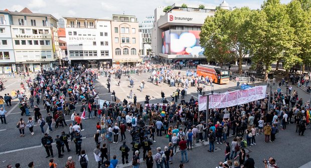 Die "Demo für Alle" auf dem Stuttgarter Marktplatz, das sind gut 70 Männer und Frauen hinter Gittern.