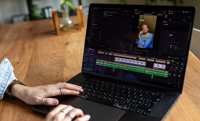Franzi Heiler beim Schneiden eines "Easy Newstime"-Videos.