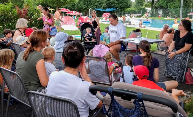 "Poolpädagoge" Ebbe Kögel beim Vorlesenachmittag. Foto: privat