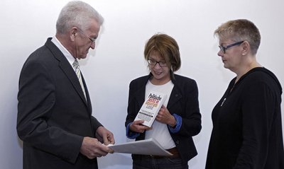 Kontext-Buch "Politische Justiz in unserem Land" als Dankeschön: Susanne Stiefel und Johanna Henkel-Waidhofer (v.l.) mit Interviewpartner Kretschmann.