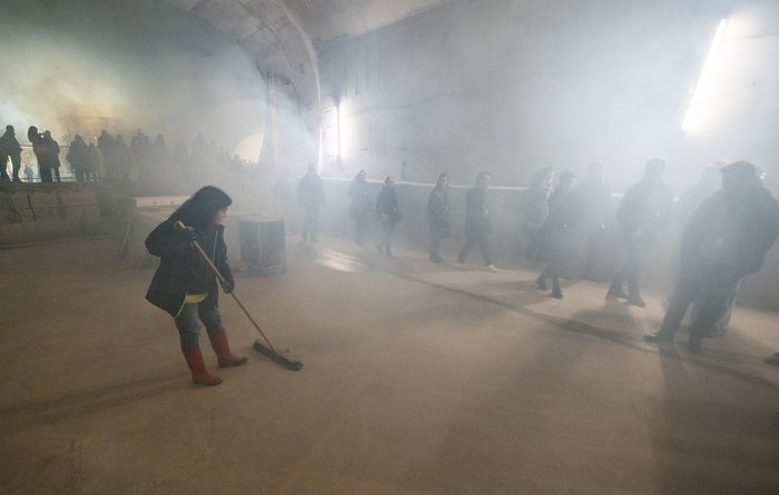 Kunstprofessorin Schirin Kretschmann als Putzfrau. Kunstprofessorin Schirin Kretschmann als Putzfrau.