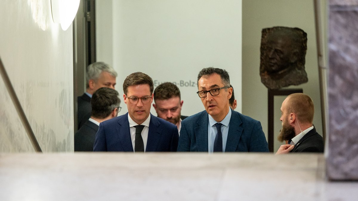 Manuel Hagel und Cem Özdemir (v.l.) nach der zweiten Sondierungsrunde am 31. März im Haus der Katholischen Kirche, Stuttgart. Fotos: Jens Volle