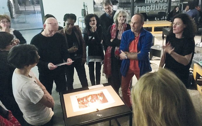 Ende 2014 stellt Astrid S. Klein (rechts) ihr Projekt im Württembergischen Kunstverein vor, neben ihr Platino. Foto: Yam Ende 2014 stellt Astrid S. Klein (rechts) ihr Projekt im Württembergischen Kunstverein vor, neben ihr Platino. Foto: Yam