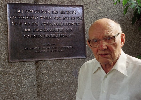 Hausser im August 1999 vor der Gedenktafel für ehemalige Zwangsarbeiter:innen bei Bosch in Stuttgart Feuerbach. Foto: Joachim E. Röttgers