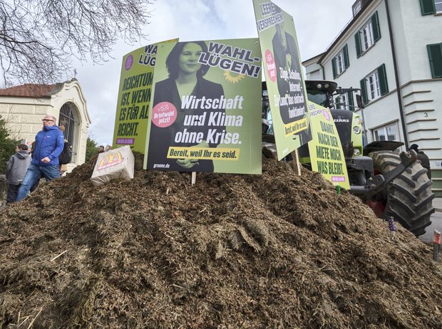 Misthaufen und Schmähplakate in Biberach.