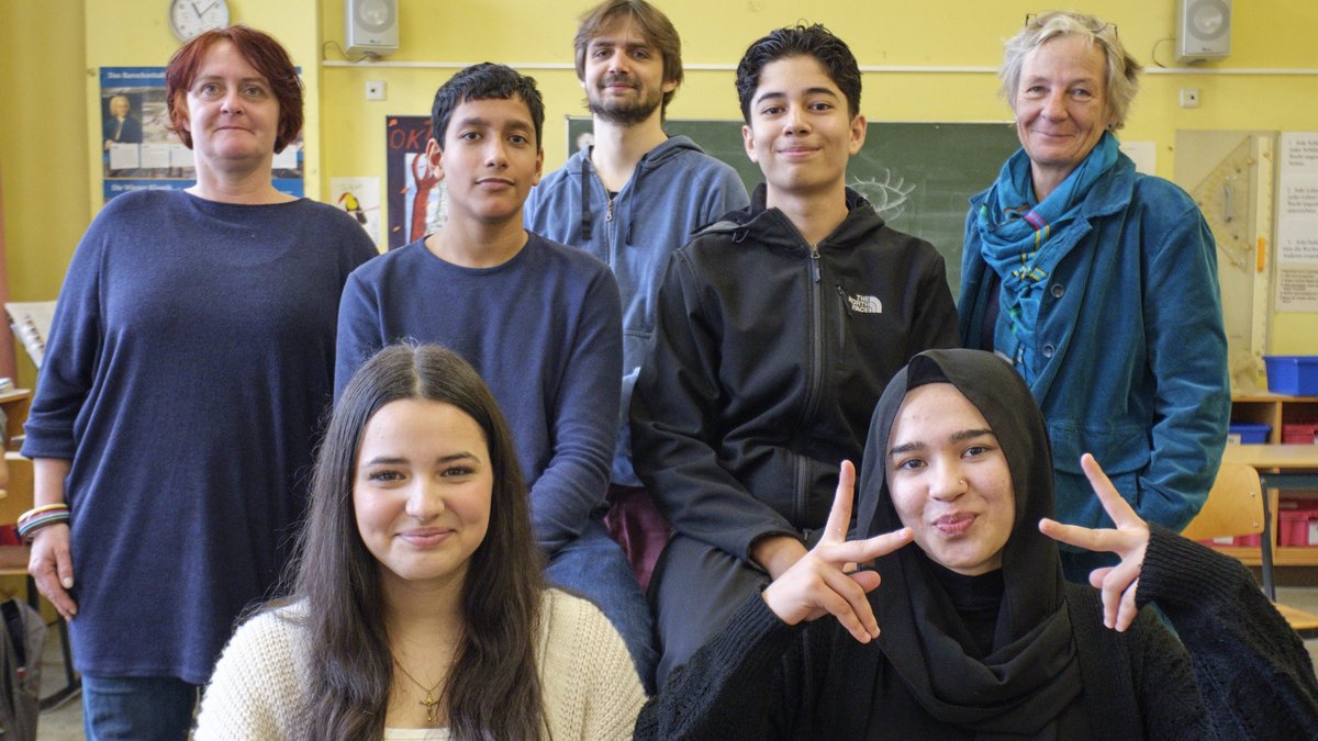 Die Kontext-Redakteur:innen Anna Hunger, Minh Schredle und Gesa von Leesen (hinten, von links) mit Schüler:innen der Bismarckschule.