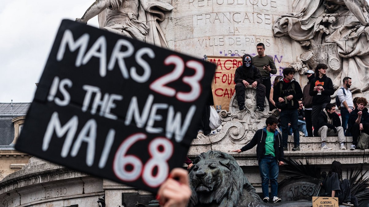 23. März in Paris: Protest gegen die Rentenreform auf dem Sockel der Marianne-Statue auf der Place de la République. Foto: Samuel Boivin/NurPhoto