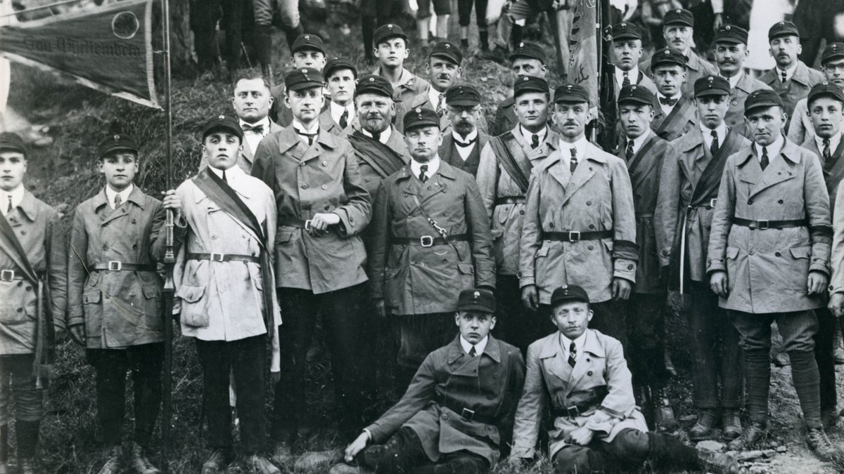 Die Gruppe "Gau Württemberg" des Reichsbanners Schwarz-Rot-Gold im Jahr 1925, mit Karl Molt (4. von links, mit Fliege) und Kurt Schumacher (5. von links). Foto: Archiv der sozialen Demokratie (AdsD) der Friedrich Ebert-Stiftung, 6/FOTA046625 / Rechteinhaber Volker Schober