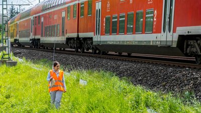 Glyphosat im Gleisbett und der Schotter bleibt grau. Foto: Joachim E. Röttgers