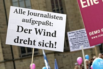 Warnung bei der "Demo für alle" – vor vier Jahren auf dem Stuttgarter Schillerplatz. Fotos: Joachim E. Röttgers