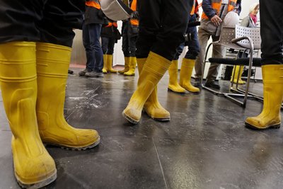 Alle pünktlich da, nur der Architekt sitzt im Zug fest. 