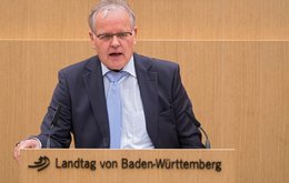 Emil Sänze fischt holprige Vergleiche aus dem Steinbruch.