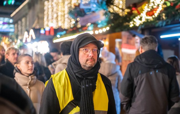Christian (Citizen Kane Kollektiv) auf der weihnachtlich herausgeputzten Königstraße.