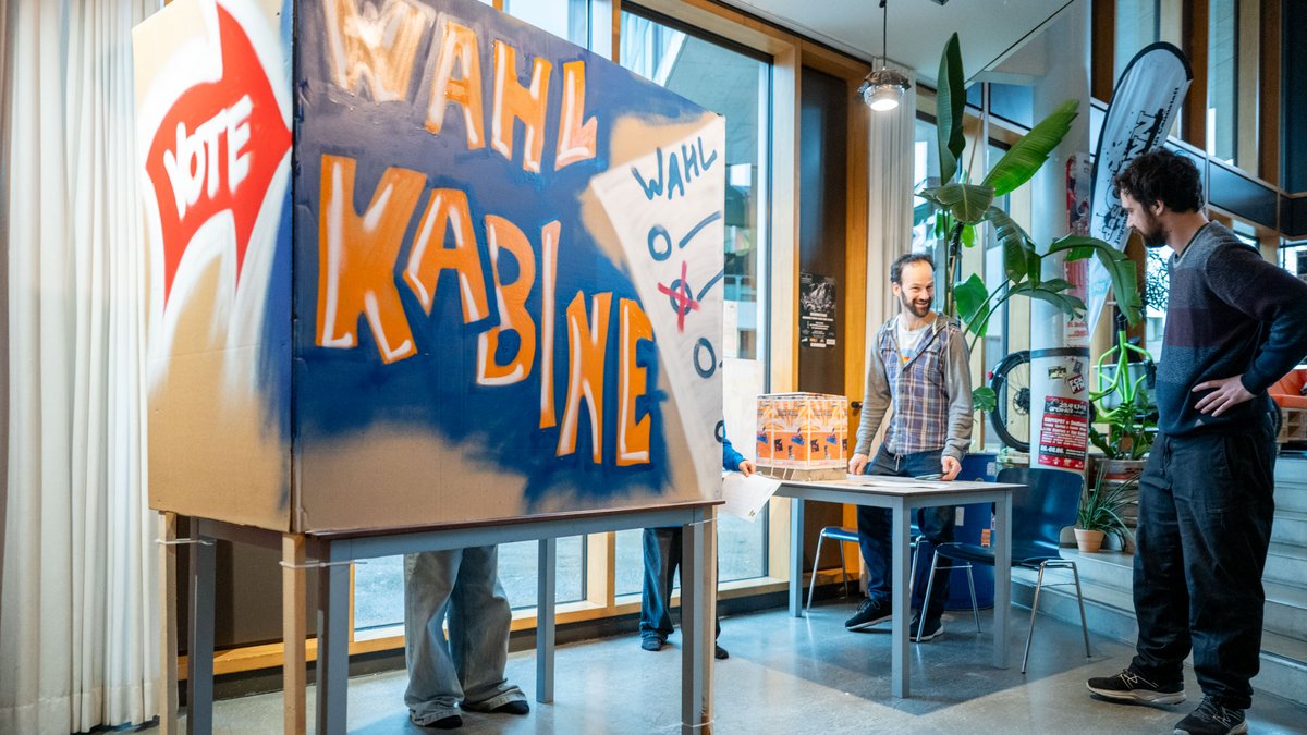 Haus-Wahlen im Jugendhaus Bad Cannstatt: Alter und Nationalität sind hier egal. Fotos: Jens Volle