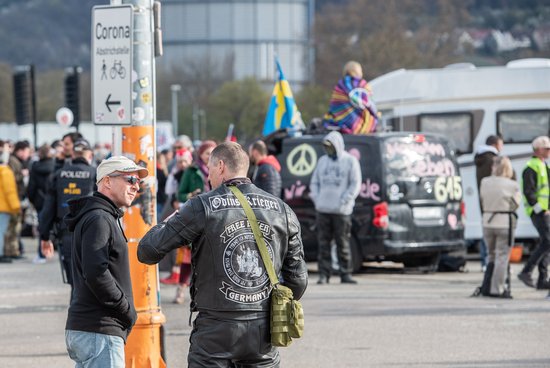 Odins Krieger und Friedensbeflaggte: Die Mischung im Publikum war gewohnt skurril. Fotos: Jens Volle