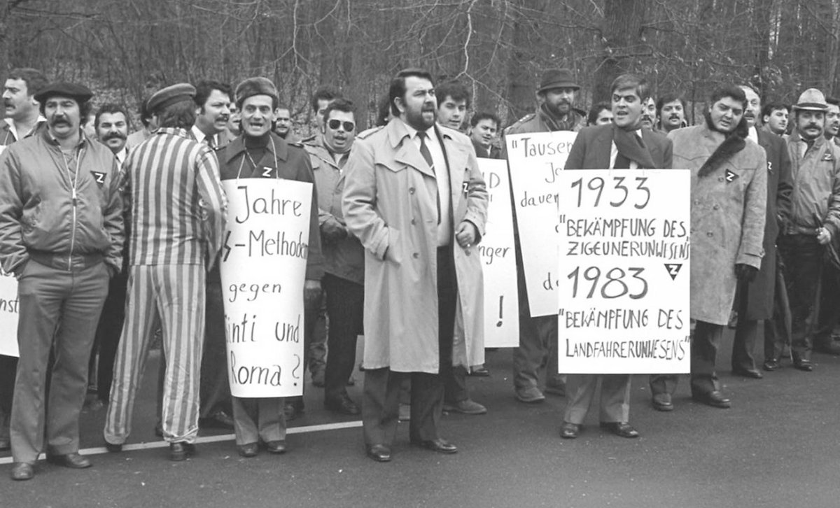 Die Überlebenden beginnen sich zu wehren: Demonstration vor dem Bundeskriminalamt in Wiesbaden, 1983. Vorne rechts: Zentralratsvorsitzender Romani Rose. Foto: Zentralrat Deutscher Sinti und Roma