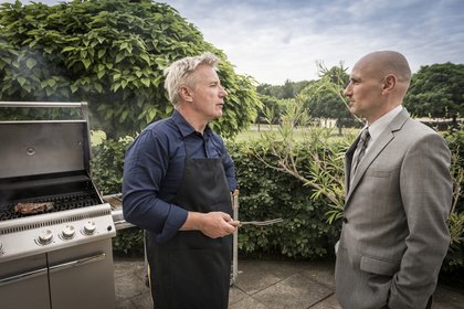 Jörg Schüttauf und Tilo Werner verkörpern einen "Hühnerbaron" und seinen Handlanger. Foto: ZDF/Boris Laewen