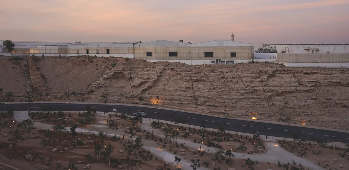Das Wadi Hanifa in Diriyah. In den Lagerhallen oben hat die Biennale stattgefunden. Foto: Diriyah Biennale Foundation
