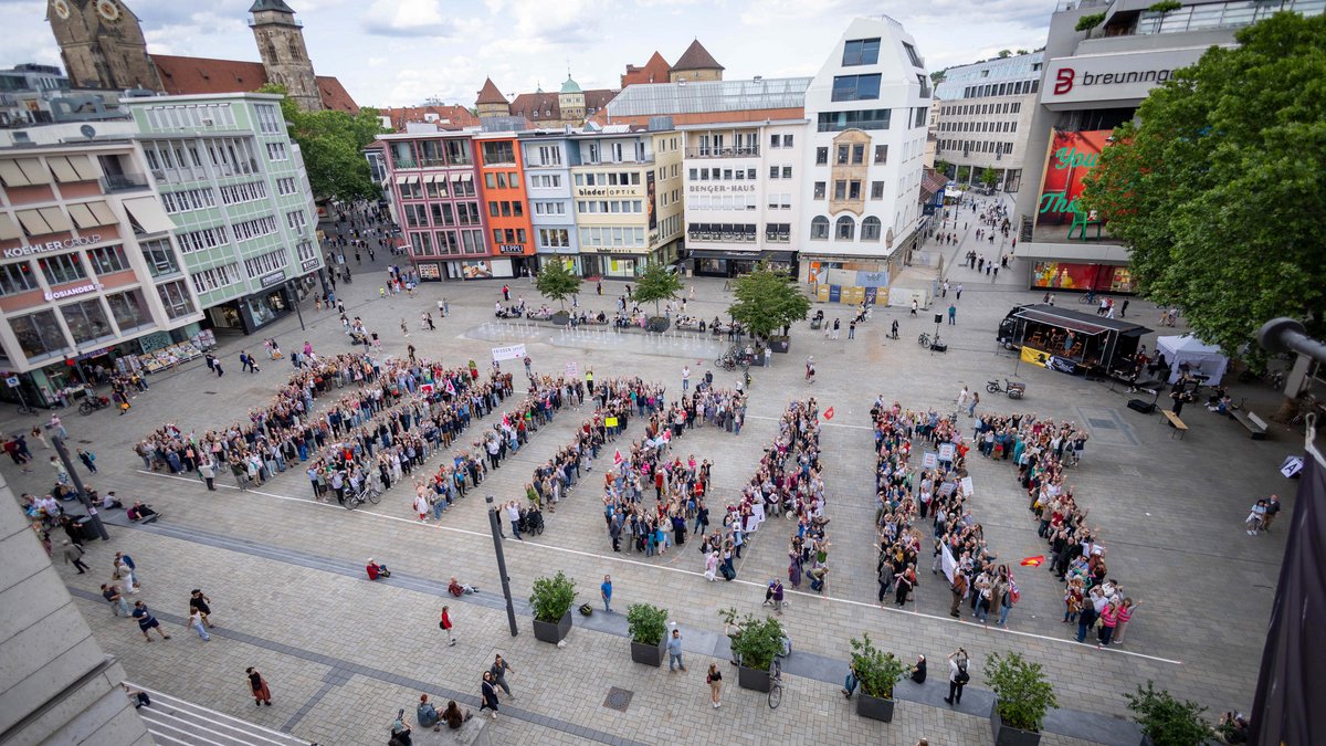 Demo gegen die Kürzungen der Stadt, Motto: "WIR sind das STUTTGART-Sign", vor dem Stuttgarter Rathaus am 8. Juni. Foto: Julian Rettig