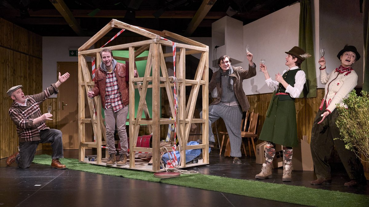 Der Streit um die Donzdorfer Hütte hat's auf die Theaterbühne geschafft und wird dort lustvoll ausgetragen. Foto: Richard Becker, Theater Lindenhof