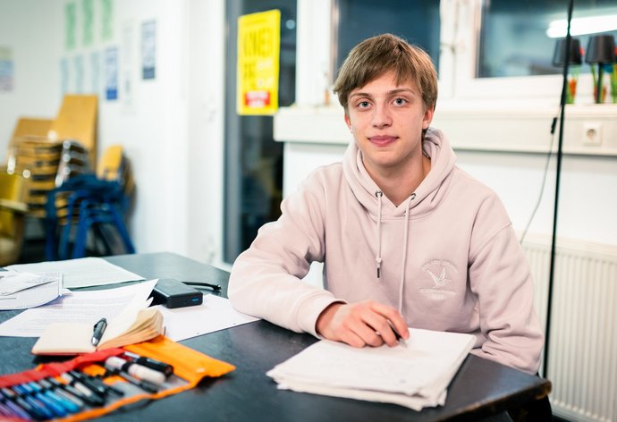 Der 18-jährige Schüler Willi Neher schreibt im Gasparitsch an seinem Verweigerungsantrag. 