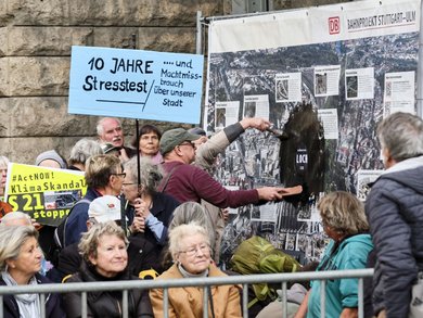 Scheuers Vorstoß verletzt die Beteiligungsrechte der Zivilgesellschaft – hier deren Protest gegen ein Großprojekt.