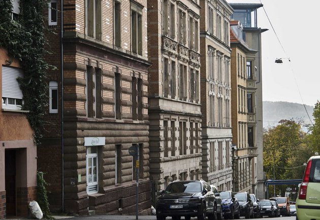 Auch im Altbau, hier in Stuttgarts Kernerviertel, kann Wohnen bisweilen Luxus sein. Foto: Joachim E. Röttgers