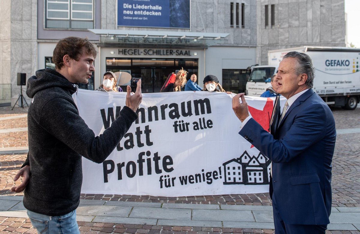 September: Kurz vor Eröffnung des "Immobiliendialogs" der Region Stuttgart diskutiert Oberbürgermeister Frank Nopper (CDU) mit einem Linken vom Aktionsbündnis Recht auf Wohnen. 