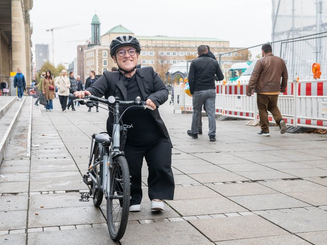 Fahrzeug der Wahl: das Rad, angepasst an die Größe der kleinwüchsigen Politikerin. 