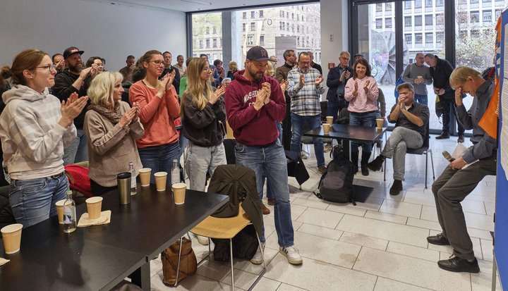 Standing Ovations für den gerührten  Betriebsratsvorsitzenden Michael Trauthig.