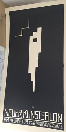 Das Plakat des Neuen Kunstsalons am Neckartor von Oskar Schlemmer nimmt das spätere Bauhaus-Signet vorweg. Das Plakat des Neuen Kunstsalons am Neckartor von Oskar Schlemmer nimmt das spätere Bauhaus-Signet vorweg.