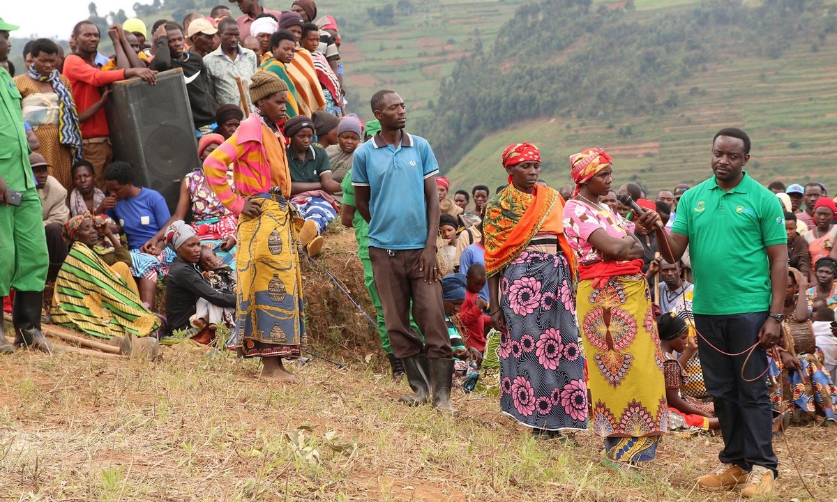 Die Schlange am Offenen Mikrofon wird immer länger. Die Schlange am Offenen Mikrofon wird immer länger.