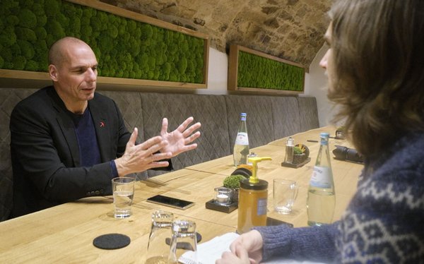 Varoufakis im Gespräch mit Kontext-Redakteur Minh Schredle.