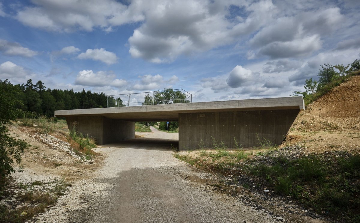 Auch hier darf, nein: muss man auf die Zukunft setzen. Fotografiert am 31.7.2023 bei Amberg, Bayern.