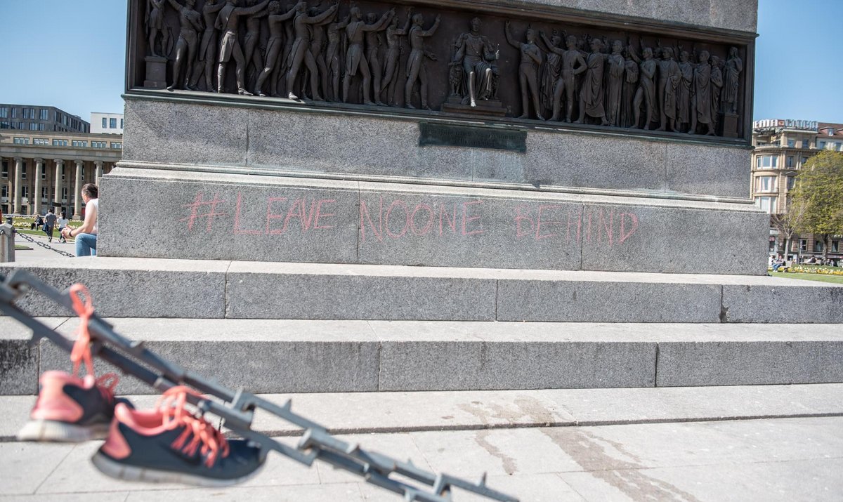 AktivistInnen erinnerten am 5. April an die Zurück- und Alleingelassenen. Foto: Jens Volle 
