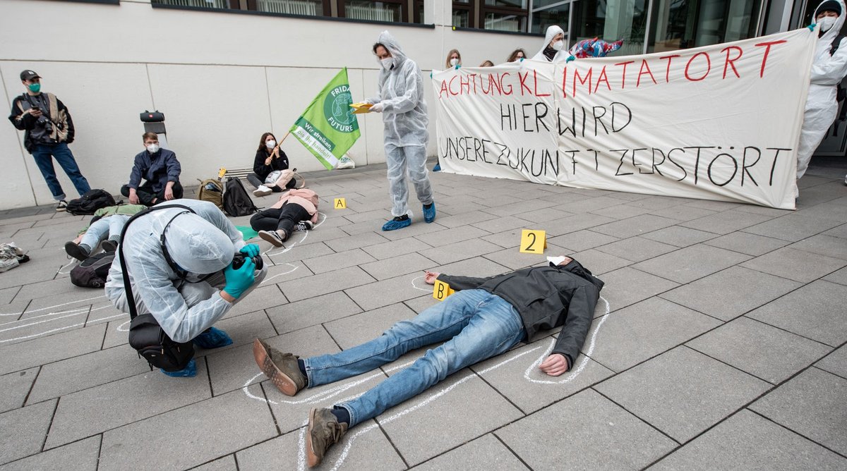Manche KlimaaktivistInnen haut der Kampf für eine konsequente Klimapolitik nicht nur auf der Demo um. Hier eine Aktion zur Landtagswahl Ende Februar in Stuttgart. Fotos: Jens Volle