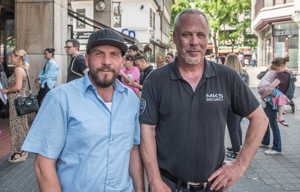 Muss wegen Überlastung oft Leute abweisen: Security-Mann Hans Kunz (rechts) mit einem Kollegen vor dem Bürgerbüro Stuttgart-Mitte.