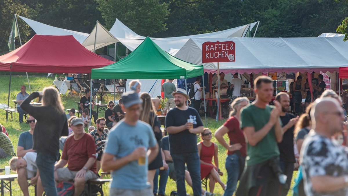Jung und Alt entspannen auf der Festwiese.