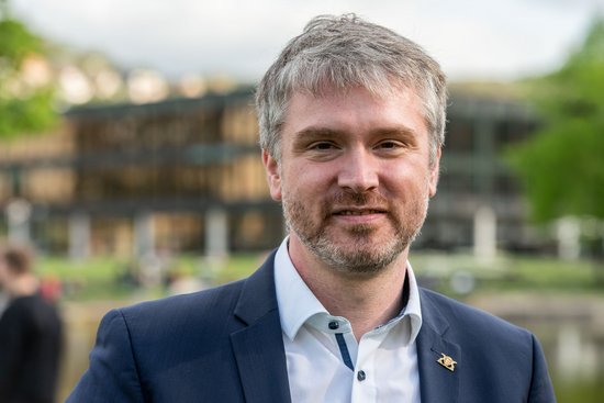 Der SPD-Abgeordnete Jonas Hoffmann am Rand der Protestaktion. 