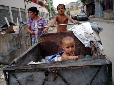 Müllsammeln statt Schule: Auch kleine Kinder sind jeden Tag auf der Suche nach Verwertbarem. Foto: DEZA