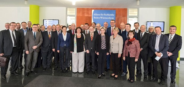 Stehen eng zusammen: Arbeitgeber und Gewerkschafter der "Fachkräfteallianz" mit Wirtschaftsministerin Nicole Hoffmeister-Kraut.