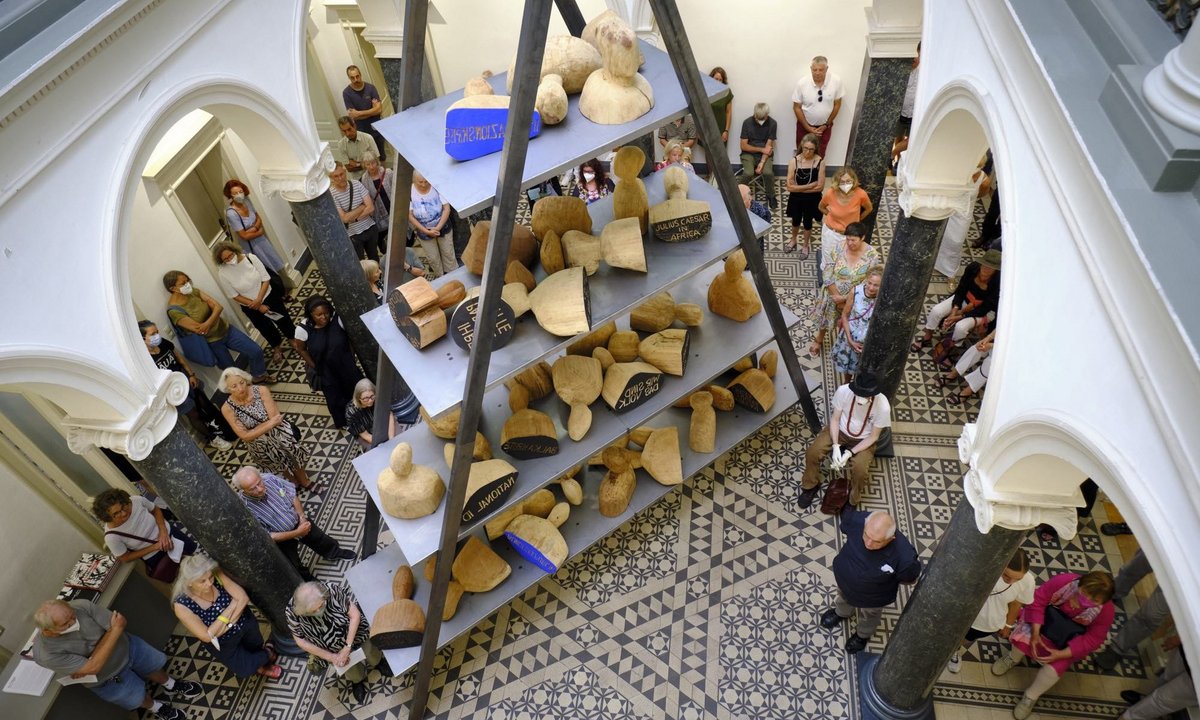 Im Lichthof der Villa Merkel: ein Regal mit großen hölzernen Stempeln. Im Lichthof der Villa Merkel: ein Regal mit großen hölzernen Stempeln.