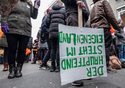 Rechte Rhetorik etwa in der Flüchtlingspolitik soll der AfD die Wähler abjagen.