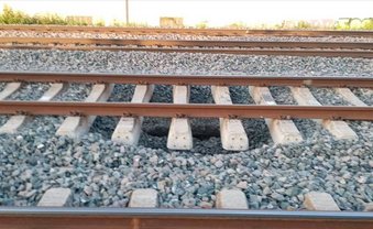 Ein Loch ist im Schotter