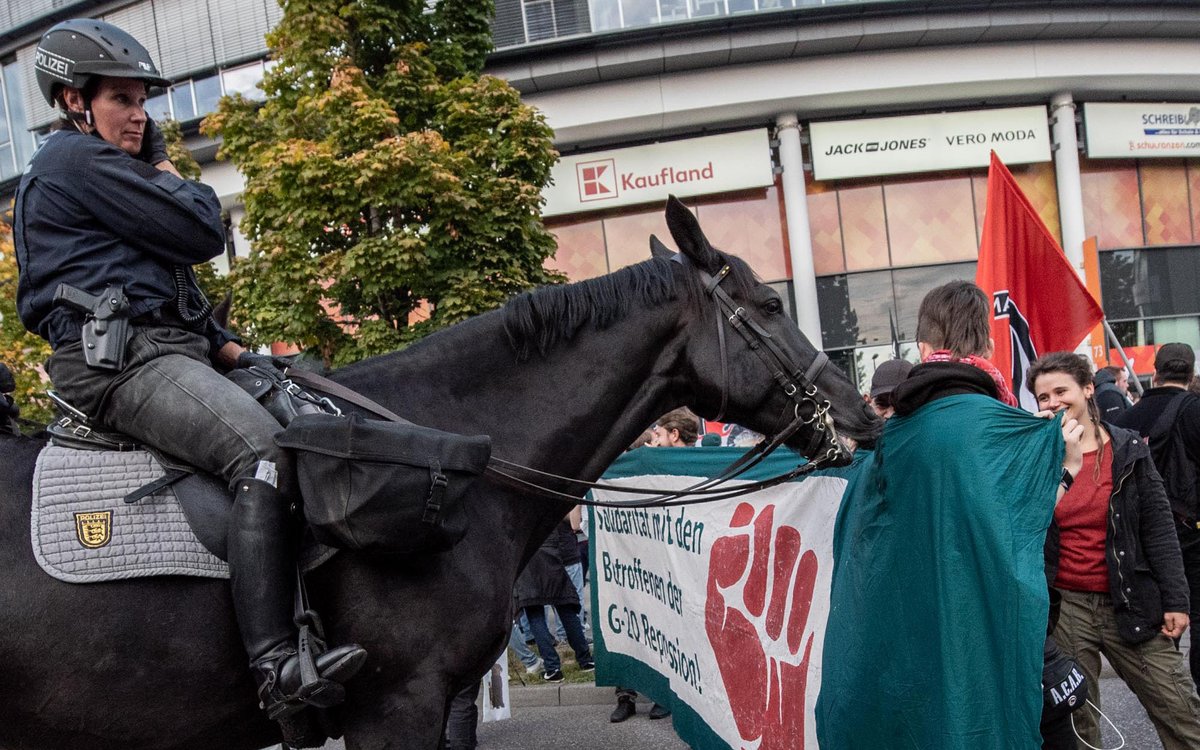 Mahlzeit. (VfB-Ultras, linke Gruppen und UmweltaktivistInnen demonstrieren in Bad Cannstatt gemeinsam gegen die Verschärfung des Polizeigesetzes.)