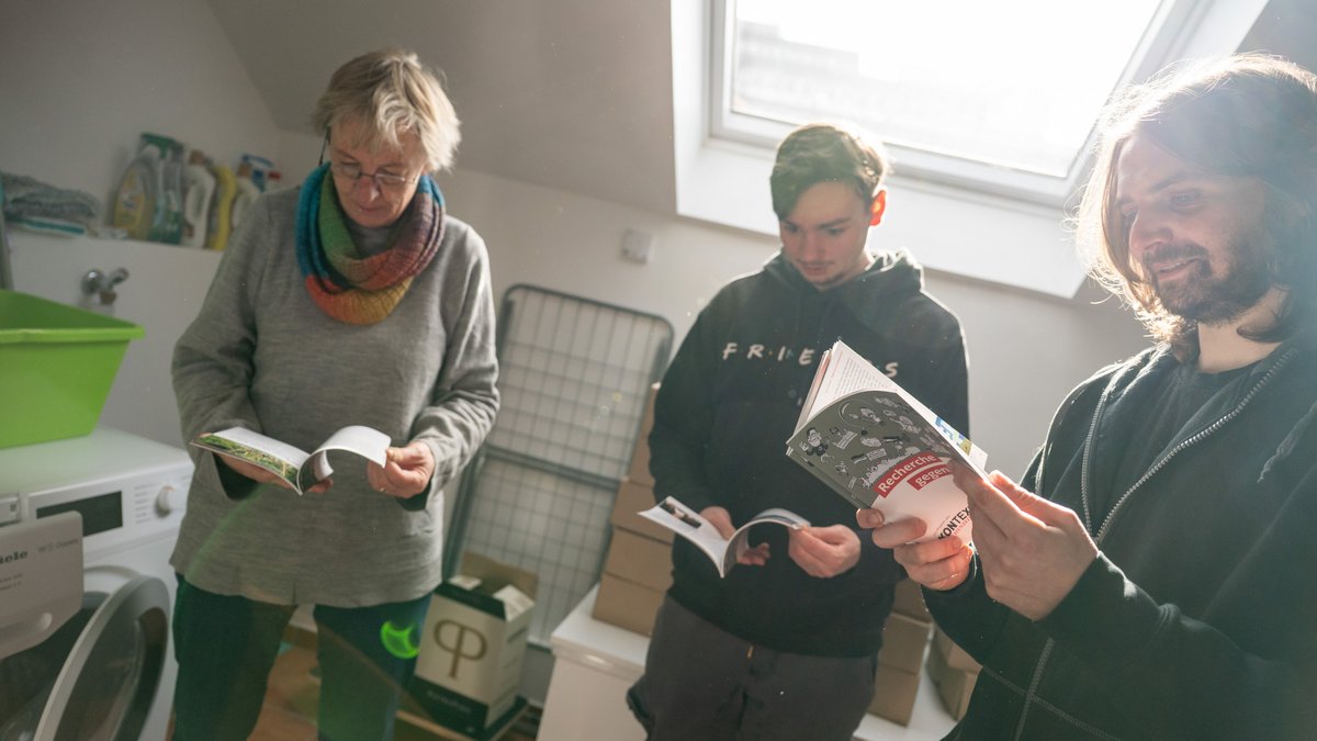 Die neugedruckten Broschüren "Recherche gegen Rechts" sind im Februar 2026 angekommen und werden im multifunktional genutzten Bad der Redaktion gelagert. Foto: Jens Volle