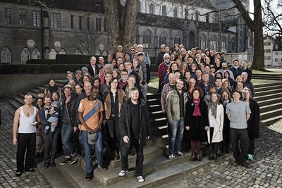 Die TheatermitarbeiterInnen stehen hinter Nix. Foto: Ilja Mess/Theater Konstanz