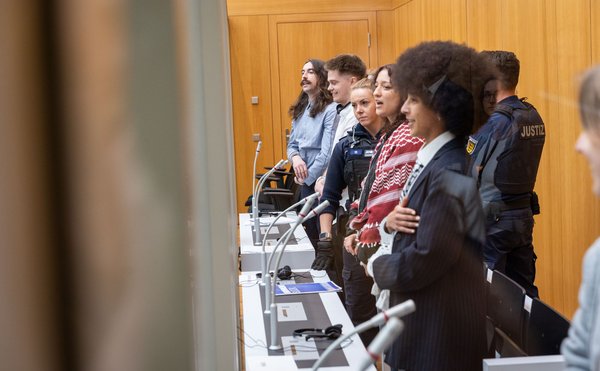 Die Angeklagten beim Prozessauftakt am 27. April.